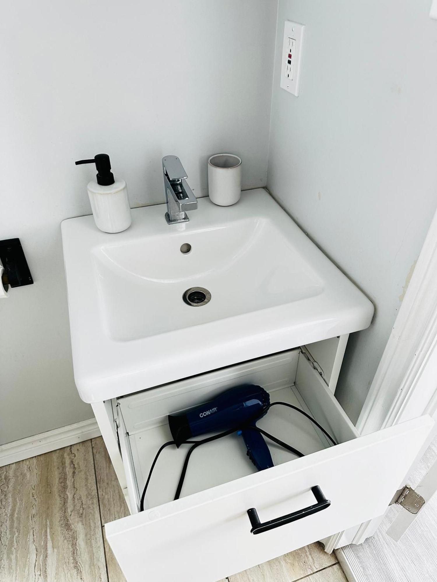 Cozy 2Br House Near Centre With Patio, Bbq, Backyard, And Netflix Peterborough Exterior foto
