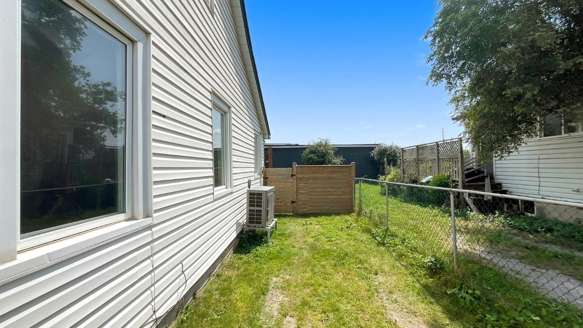 Cozy 2Br House Near Centre With Patio, Bbq, Backyard, And Netflix Peterborough Exterior foto